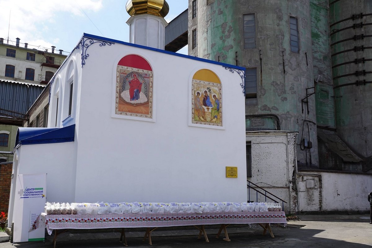 Освященные Митрополитом Иринеем паски, волонтеры Центра соцотвественности начали развозить пенсионерам 7