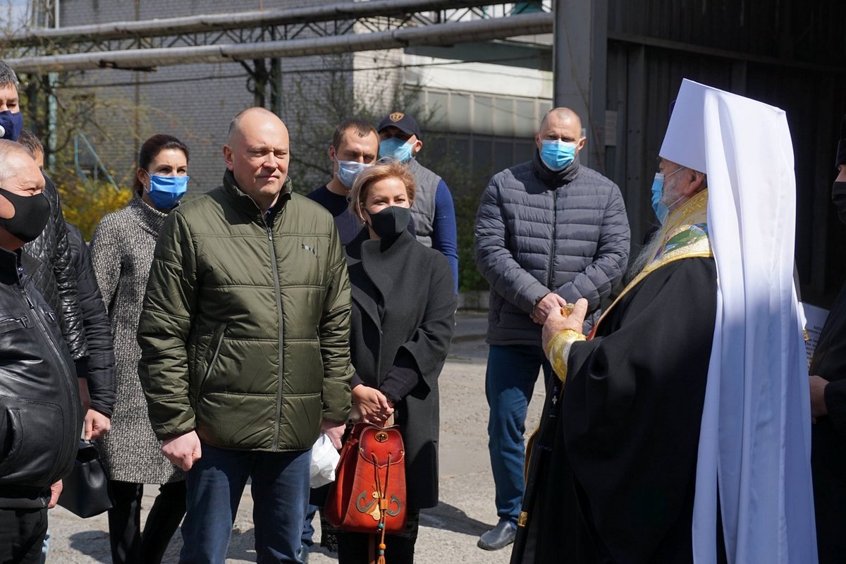 Освященные Митрополитом Иринеем паски, волонтеры Центра соцотвественности начали развозить пенсионерам 8