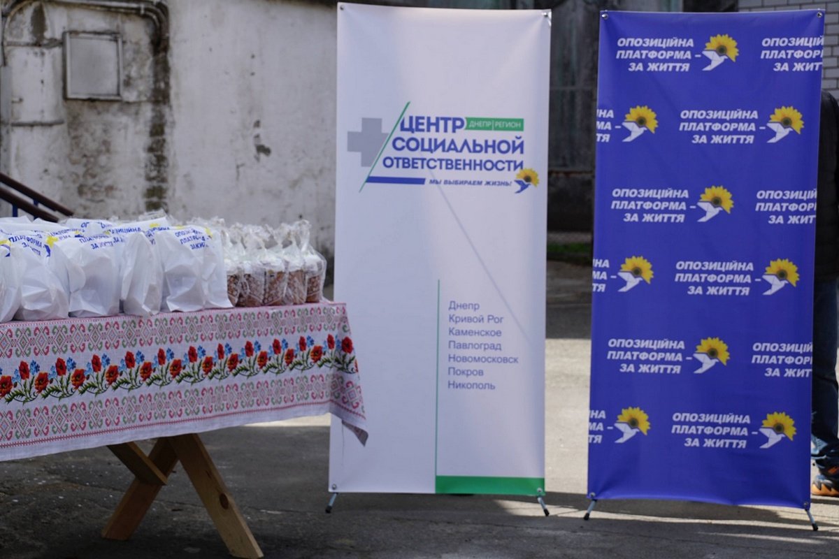 Освященные Митрополитом Иринеем паски, волонтеры Центра соцотвественности начали развозить пенсионерам 9