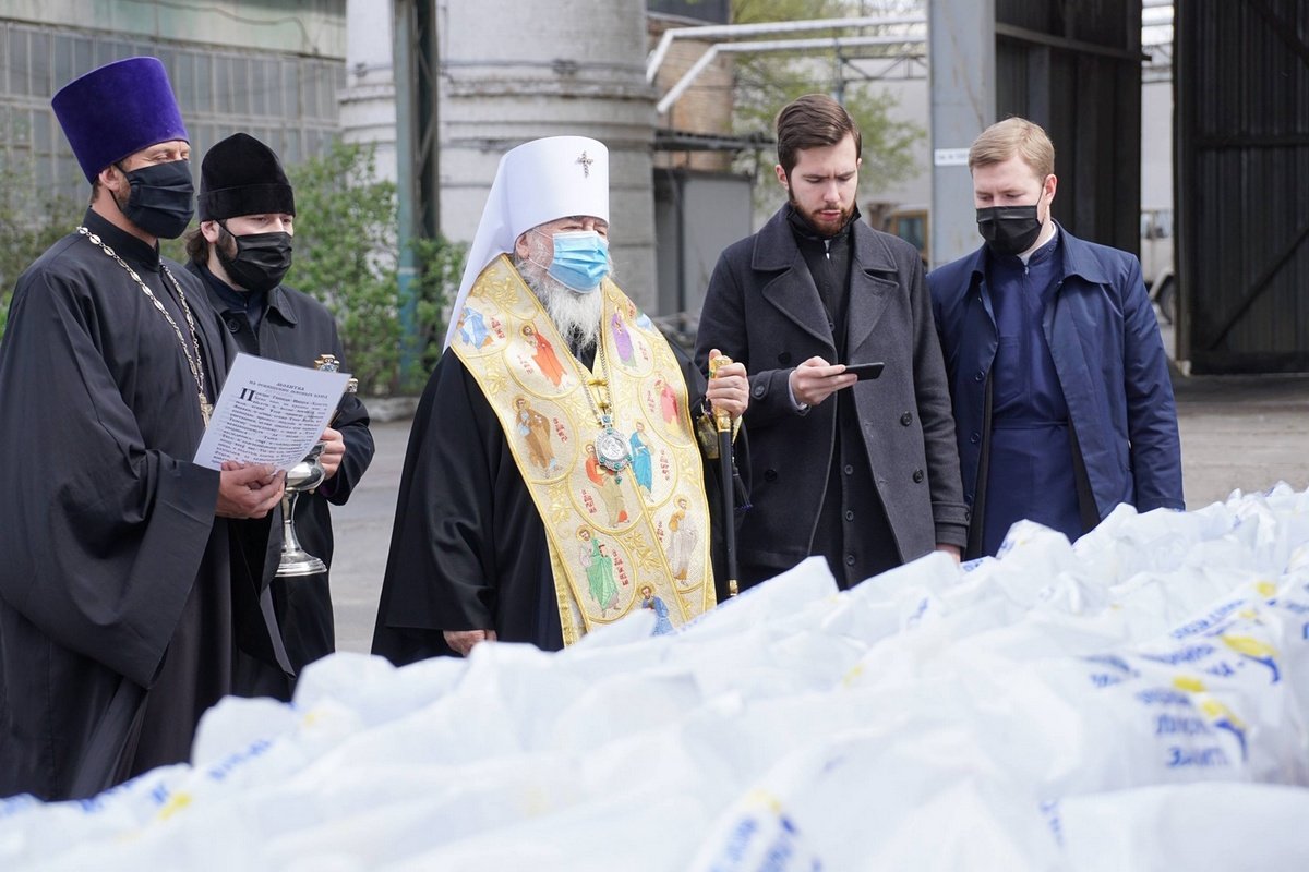 Освященные Митрополитом Иринеем паски, волонтеры Центра соцотвественности начали развозить пенсионерам 10