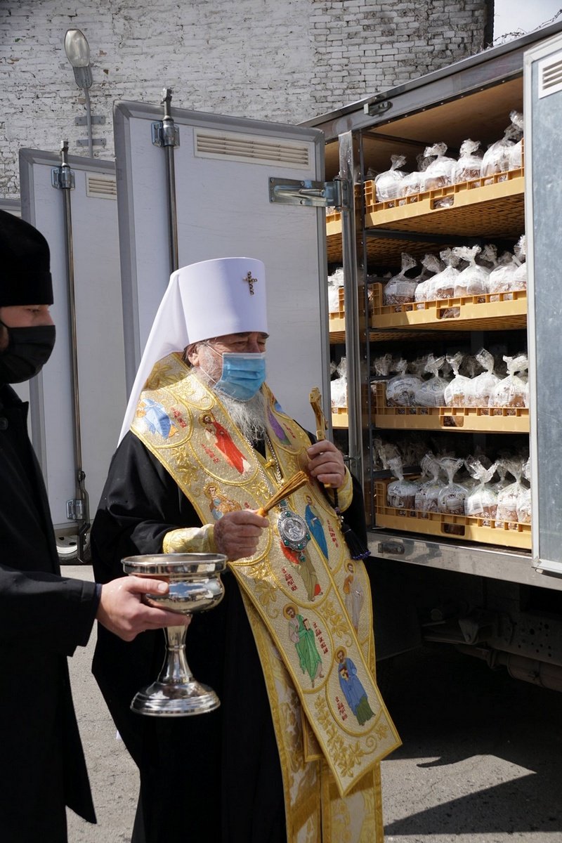 Освященные Митрополитом Иринеем паски, волонтеры Центра соцотвественности начали развозить пенсионерам 11