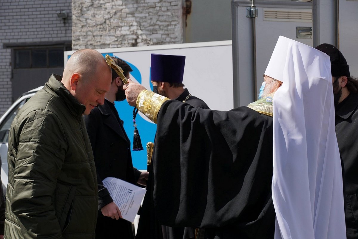 Освященные Митрополитом Иринеем паски, волонтеры Центра соцотвественности начали развозить пенсионерам 12