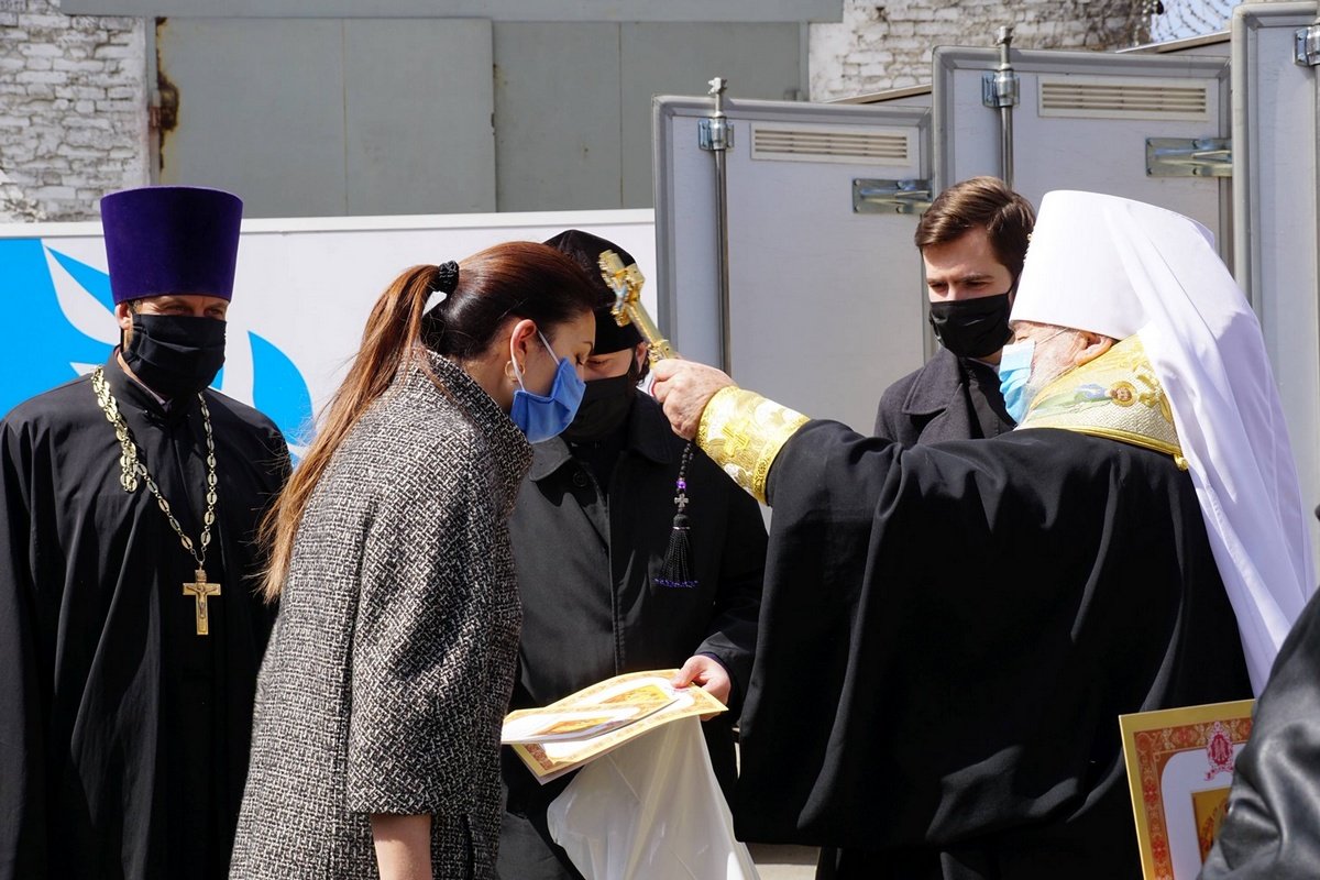 Освященные Митрополитом Иринеем паски, волонтеры Центра соцотвественности начали развозить пенсионерам 13