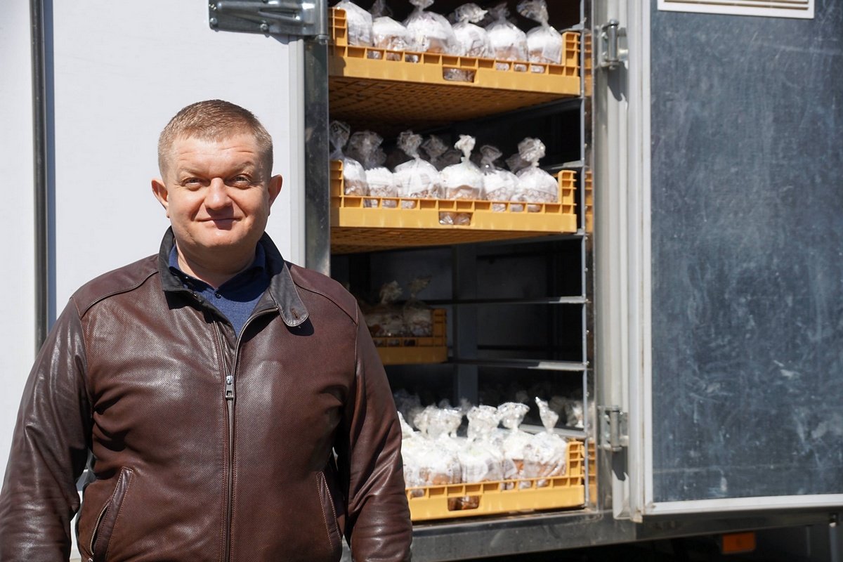 Освященные Митрополитом Иринеем паски, волонтеры Центра соцотвественности начали развозить пенсионерам 14