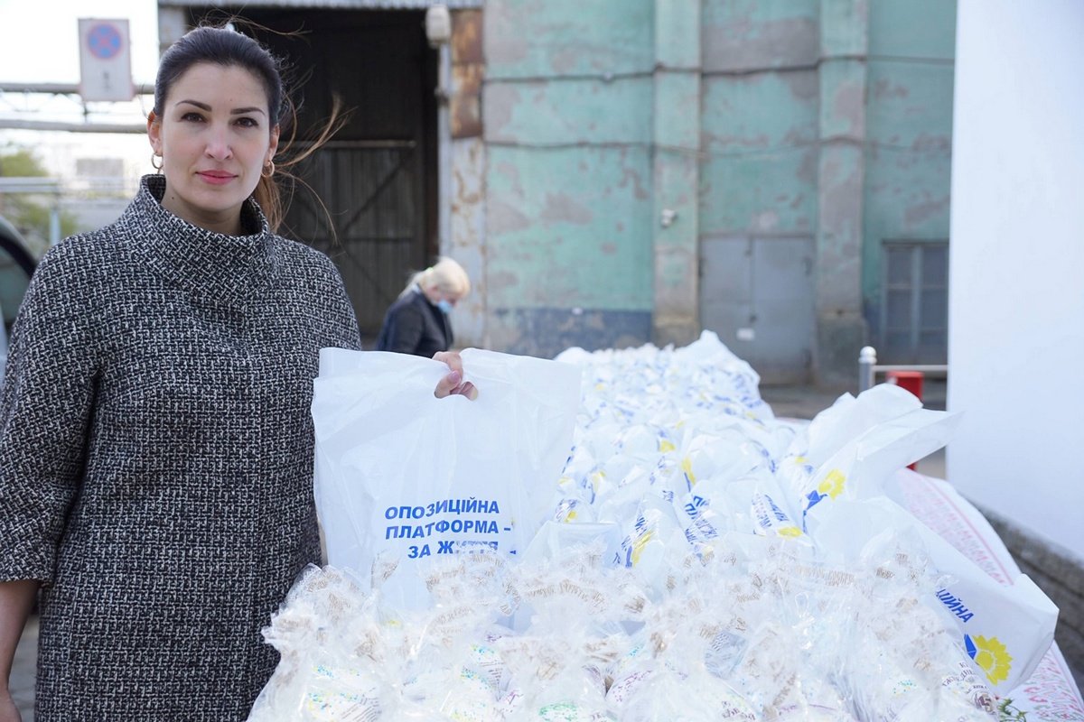 Освященные Митрополитом Иринеем паски, волонтеры Центра соцотвественности начали развозить пенсионерам 16