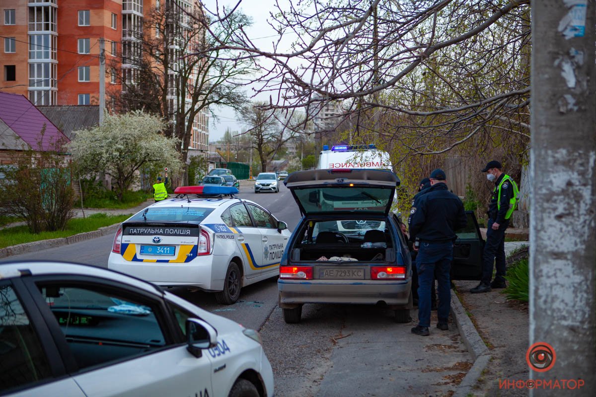 Мужчина сбил пешехода, после чего посадил его в свою машину и увез с места аварии Мужчина сбил пешехода, после чего посадил его в свою машину и увез с места аварии