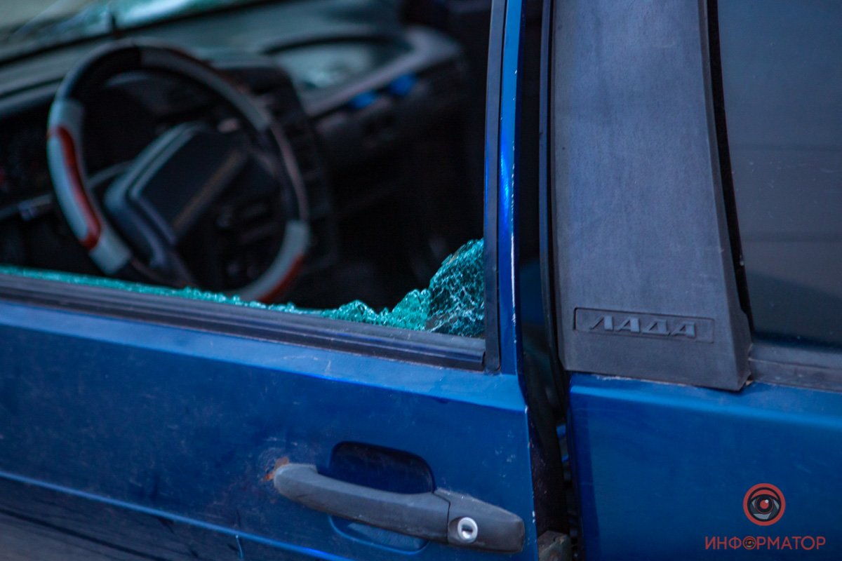 Мужчину вытащили из машины и заковали в наручники Мужчину вытащили из машины и заковали в наручники