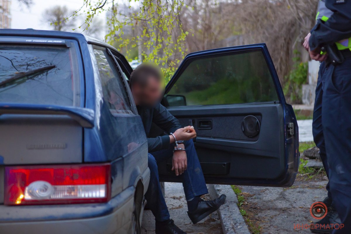 Есть все основания предполагать, что он находится в состоянии либо наркотического, либо алкогольного опьянения Есть все основания предполагать, что он находится в состоянии либо наркотического, либо алкогольного опьянения