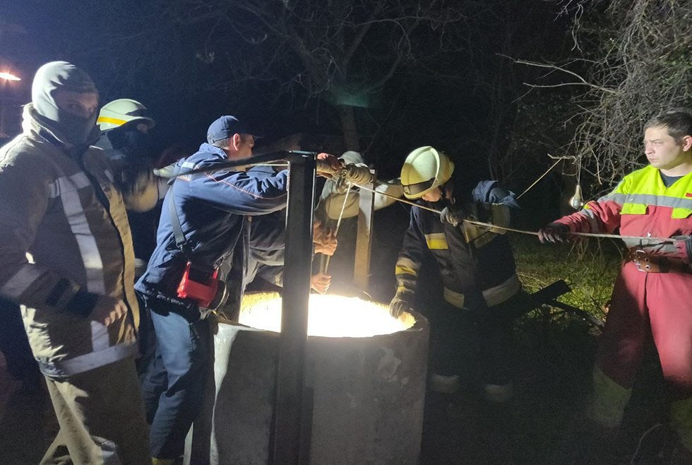 В Днепре 28-летний мужчина упал в 23-метровый колодец и застрял в глине В Днепре 28-летний мужчина упал в 23-метровый колодец и застрял в глине