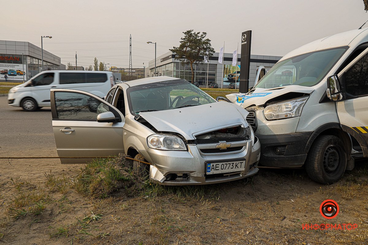 Столкнулись автомобили Chevrolet и Ford Столкнулись автомобили Chevrolet и Ford