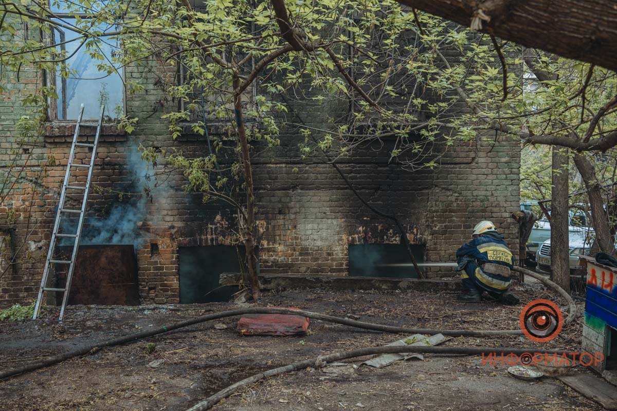 На место прибыли сотрудники 5-ой спасательной части На место прибыли сотрудники 5-ой спасательной части