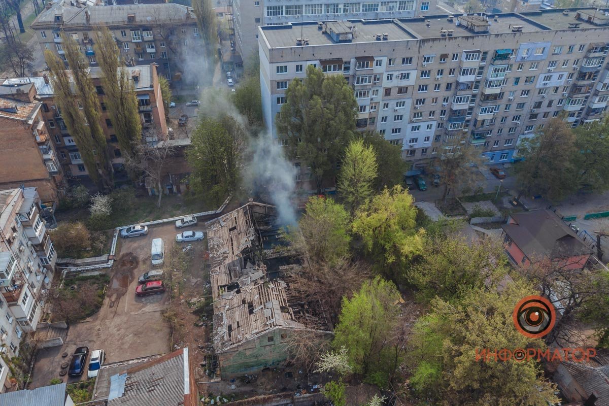 Горел мусор и обвалившиеся конструкции Горел мусор и обвалившиеся конструкции