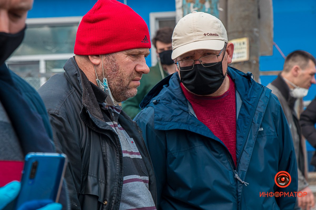 Какая дистанция? Мы же с вами не чужие люди, с одной ложки едим...