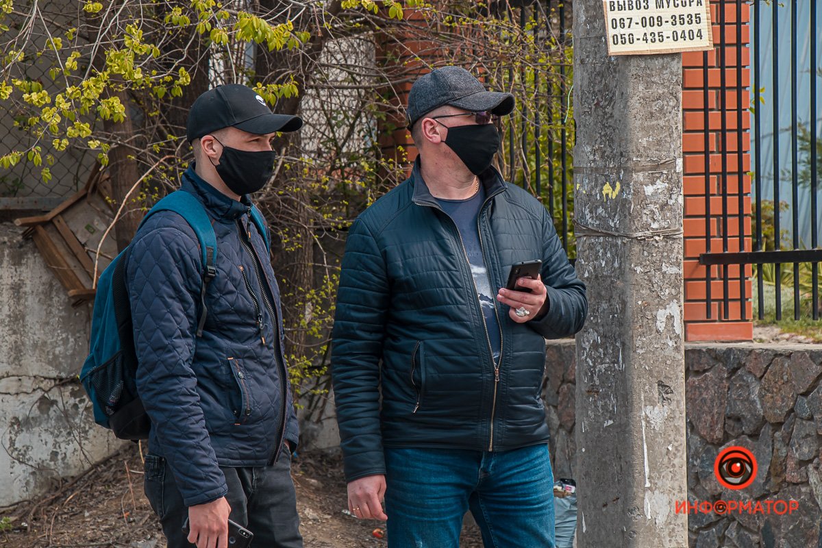 Десятки непохожих мужчин, облаченных во все черное