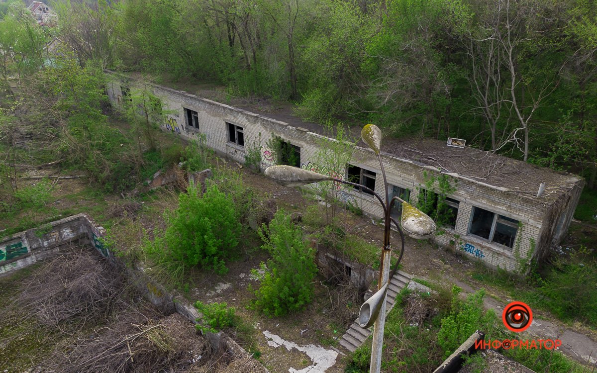Заброшенные корпуса давно стали излюбленным местом бродяг  Заброшенные корпуса давно стали излюбленным местом бродяг