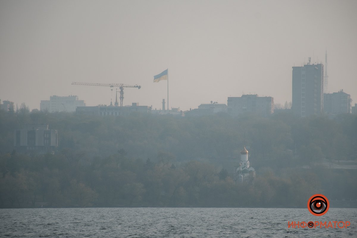 Возвышается флаг