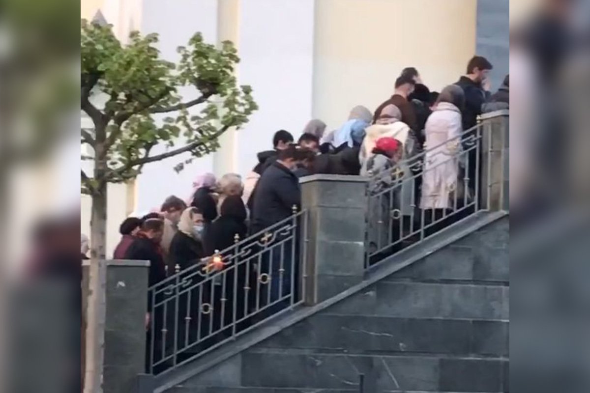 В Днепре десятки людей выстроились в очередь перед Троицкой церковью: из храма вытолкали активиста 1