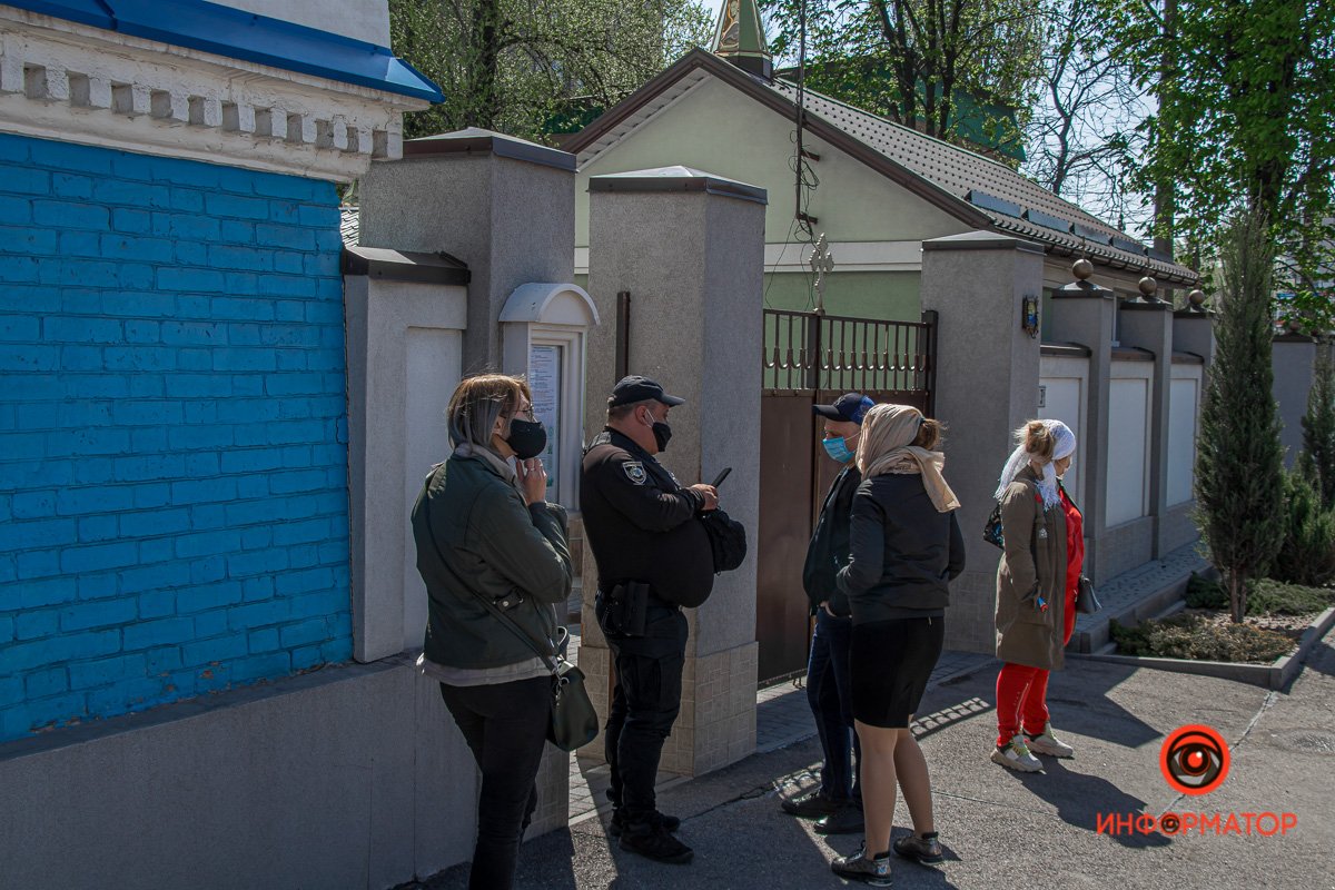 На входе работает полиция На входе работает полиция