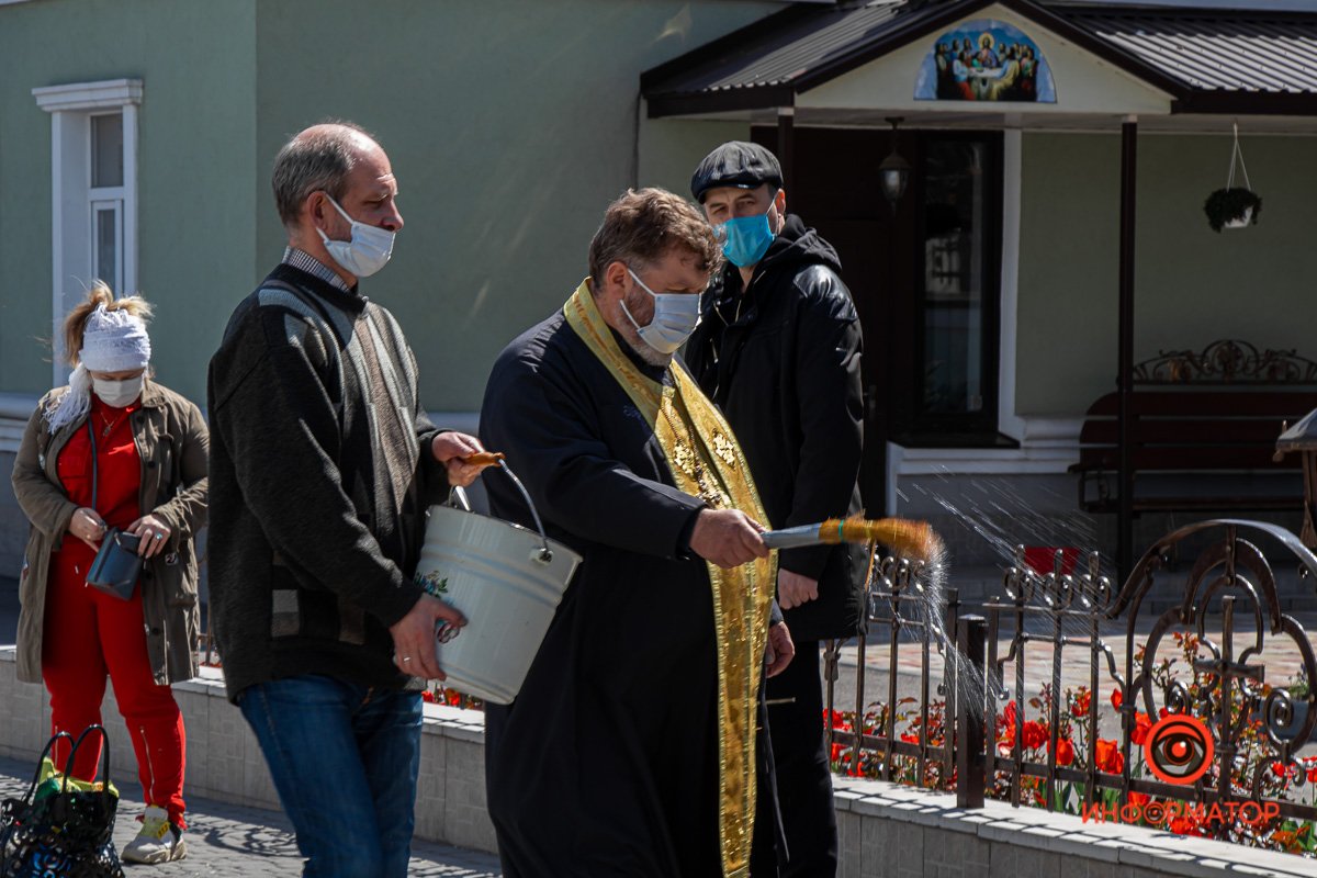 Во дворе прихожане соблюдали дистанцию Во дворе прихожане соблюдали дистанцию