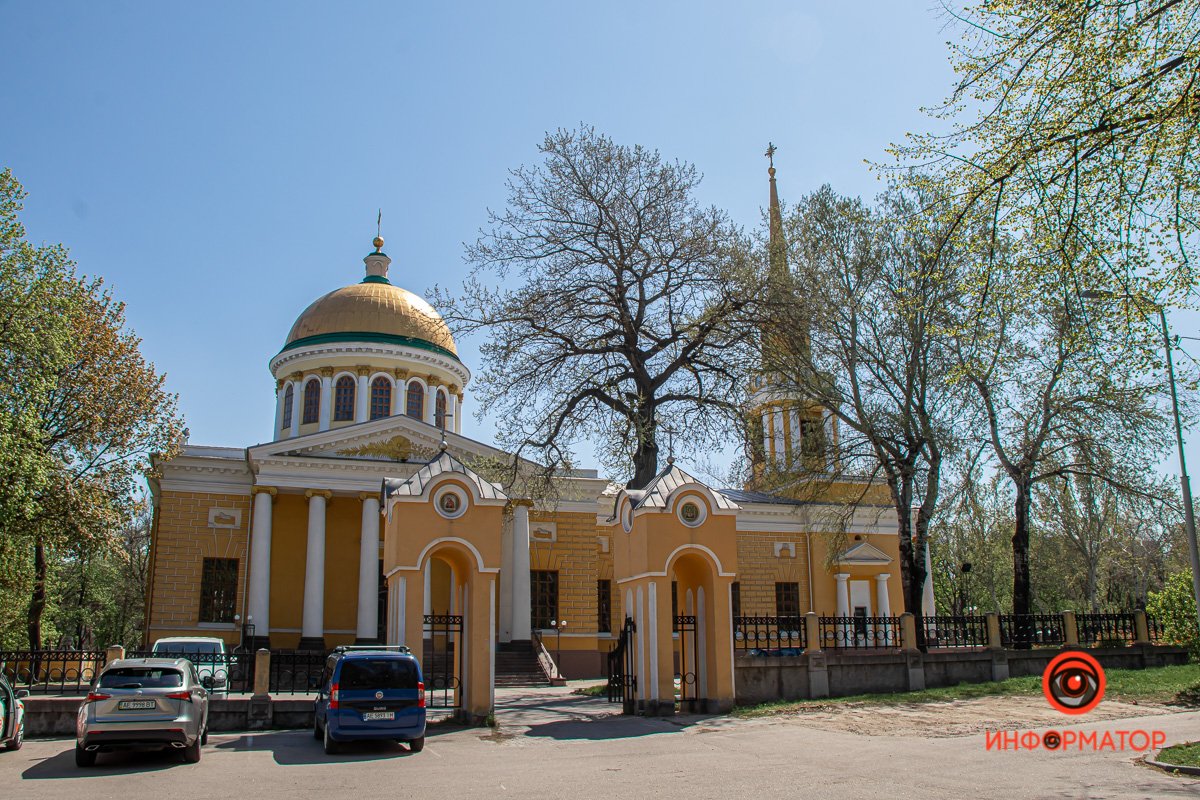 Автомобили припаркованы, рядом проходят прихожане... Но храм закрыт Автомобили припаркованы, рядом проходят прихожане... Но храм закрыт