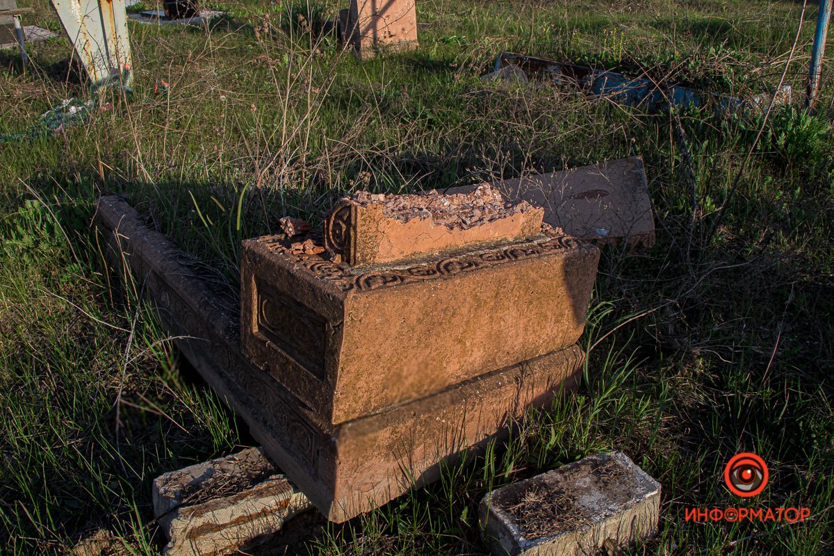 Больше сотни памятников разрушили Больше сотни памятников разрушили