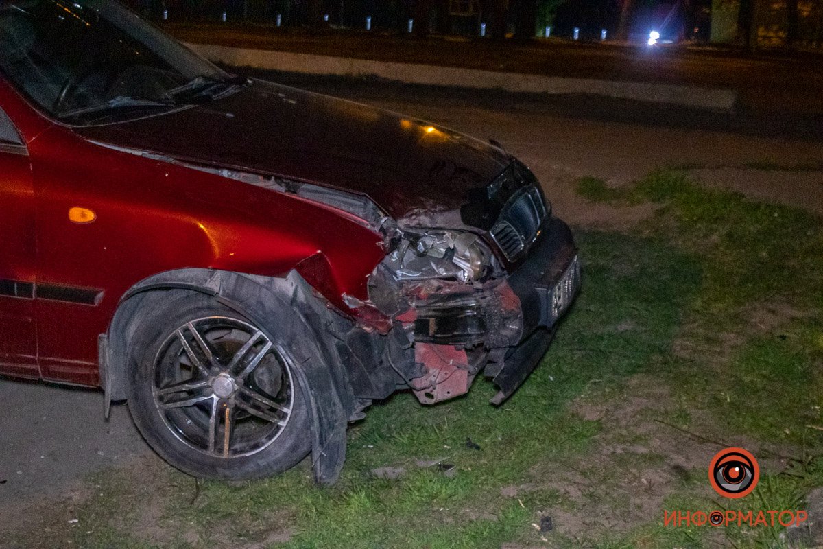 Машина стояла поврежденной Машина стояла поврежденной