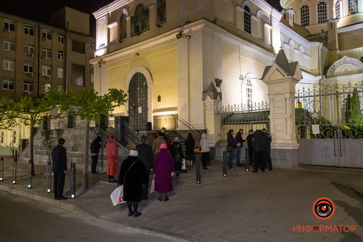 Под собором чуть менее 20 человек