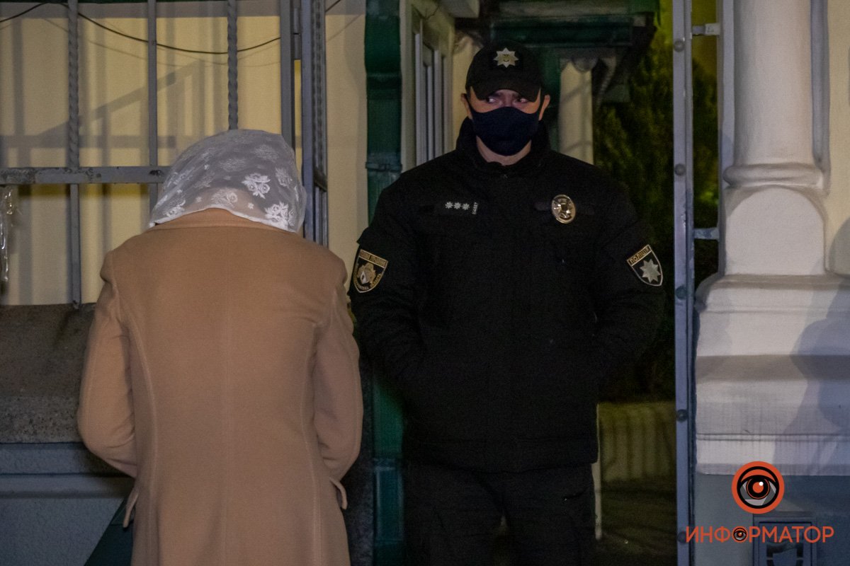 Некоторые пытаются попасть внутрь