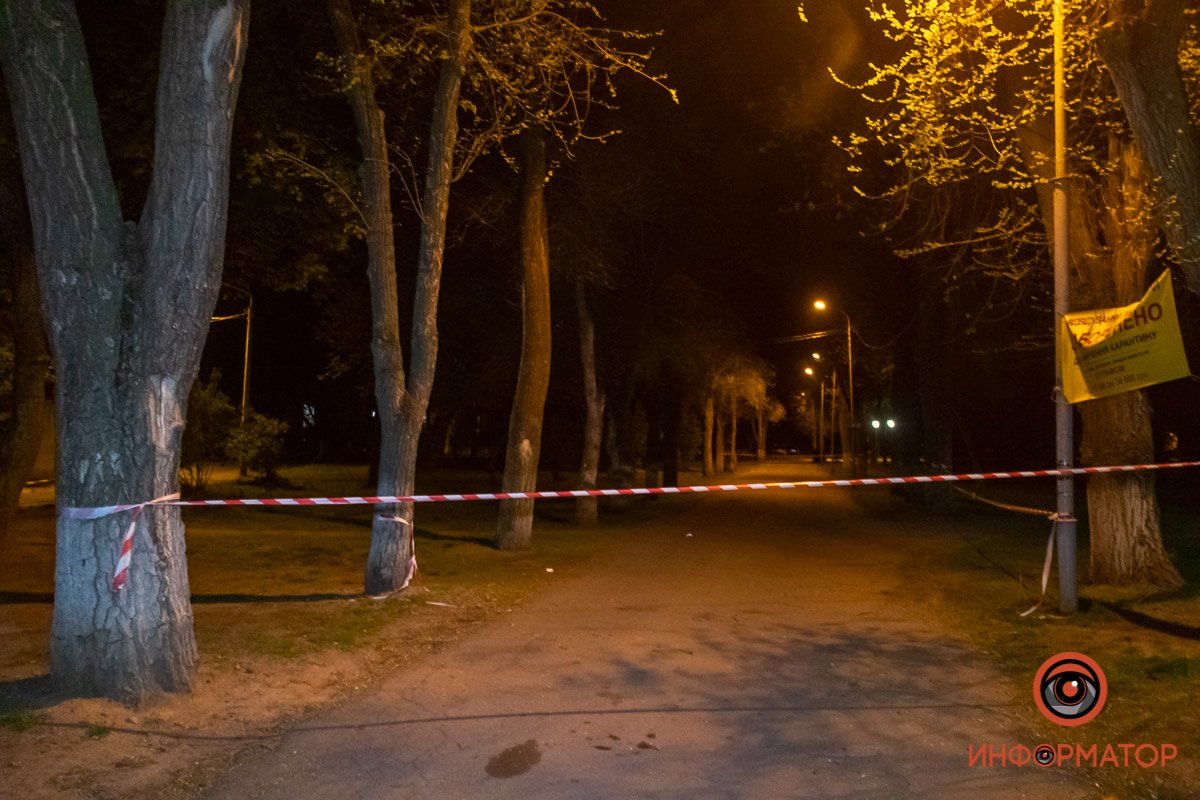 Сквер огражден