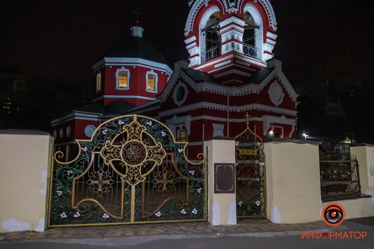 Ворота Свято-Крестовоздвиженского храма закрыты