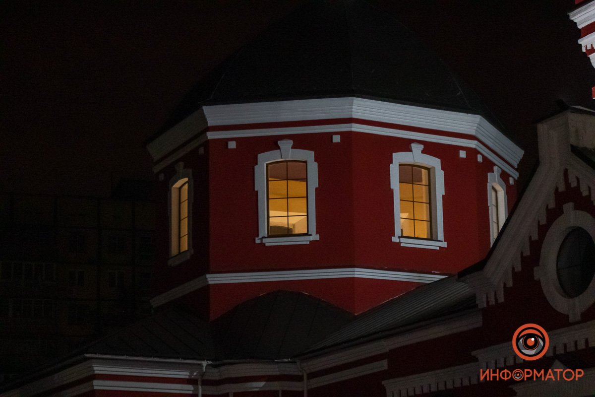 Внутри горит свет