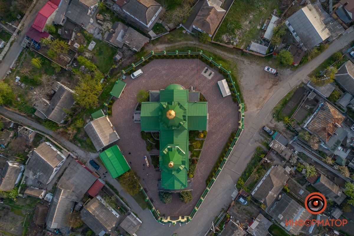 Здание в форме креста