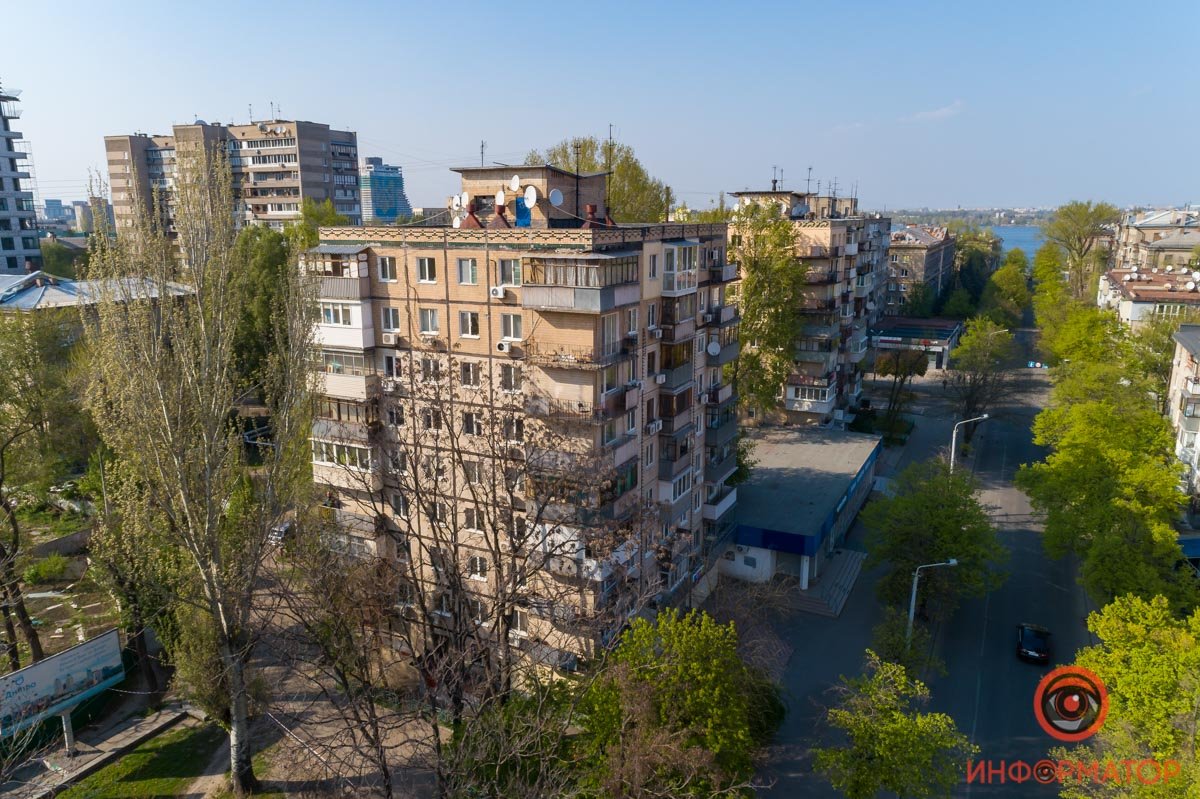 Вскоре рядом с ним появились такие же — на набережной и бывшем проспекте Кирова Вскоре рядом с ним появились такие же — на набережной и бывшем проспекте Кирова