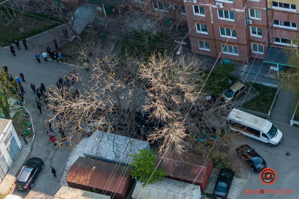 Простились с полицейским возле его дома