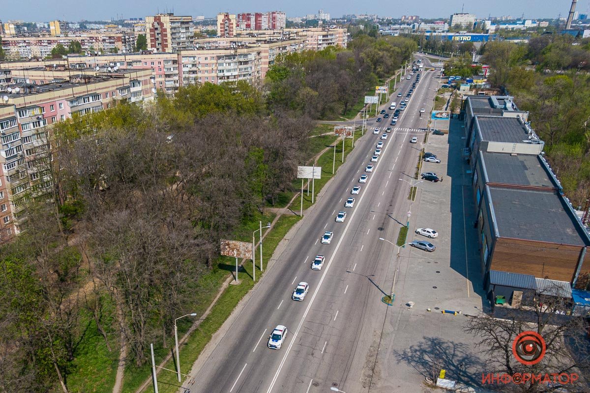 Колонна служебных автомобилей с проблесковыми маячками сопровождала процессию от дома до Запорожского кладбища