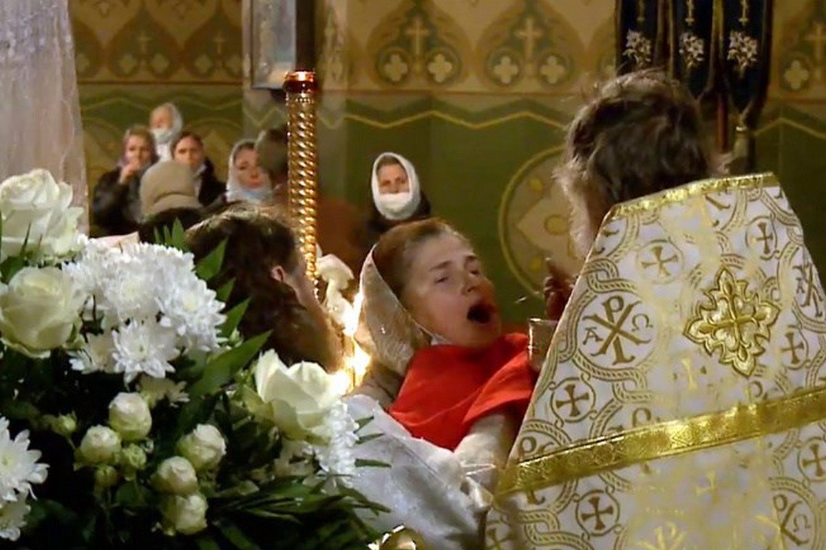 Священнослужителей Свято-Троицкого собора застали за причащением прихожан из одной ложки в период карантина