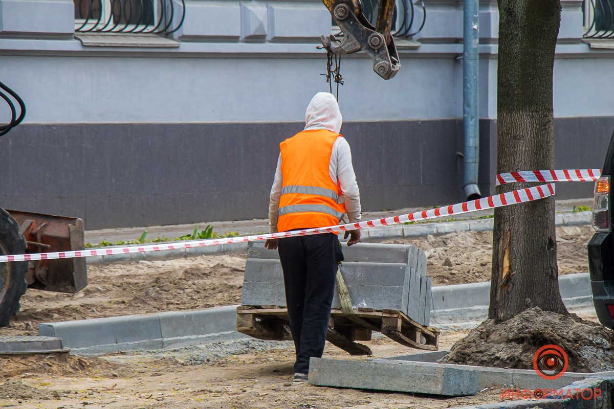 Для того, чтобы сделать парковку, пришлось практически вдвое уменьшить размер тротуарной части Для того, чтобы сделать парковку, пришлось практически вдвое уменьшить размер тротуарной части