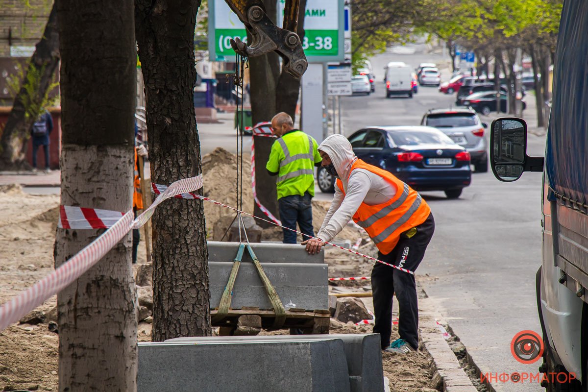 Согласно информации от Urban.Dnipro, карманы для машин будут глубиной в 5 метров, тогда как ширина тротуара останется в районе 2,7 Согласно информации от Urban.Dnipro, карманы для машин будут глубиной в 5 метров, тогда как ширина тротуара останется в районе 2,7