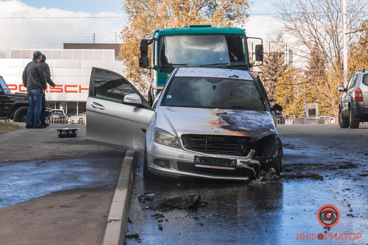 Водитель попытался потушить машину сам, но огонь только усиливался Водитель попытался потушить машину сам, но огонь только усиливался