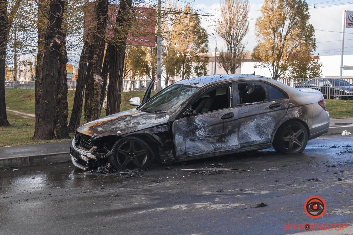 Правая часть автомобиля полностью выгорела Правая часть автомобиля полностью выгорела