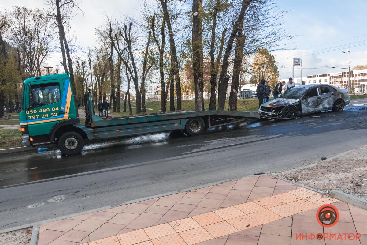 Машину забрал эвакуатор - проезду ничего не мешает Машину забрал эвакуатор - проезду ничего не мешает