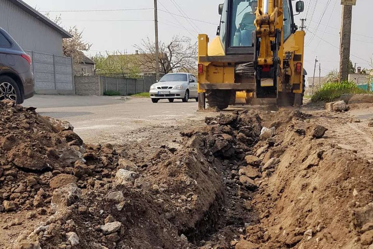 На улице Сахарова демонтируют старый бордюр и будут укладывать новый асфальт
