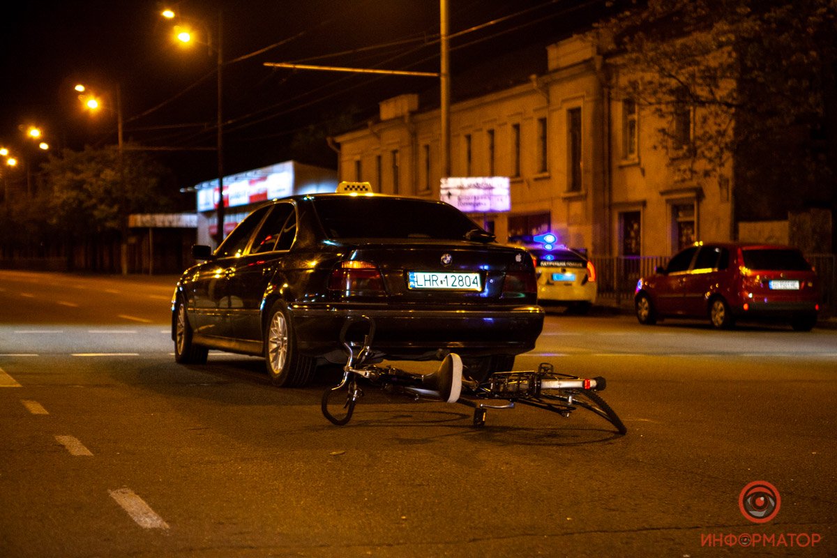 По словам водителя BMW, велосипедист ехал на запрещающий сигнал светофора По словам водителя BMW, велосипедист ехал на запрещающий сигнал светофора