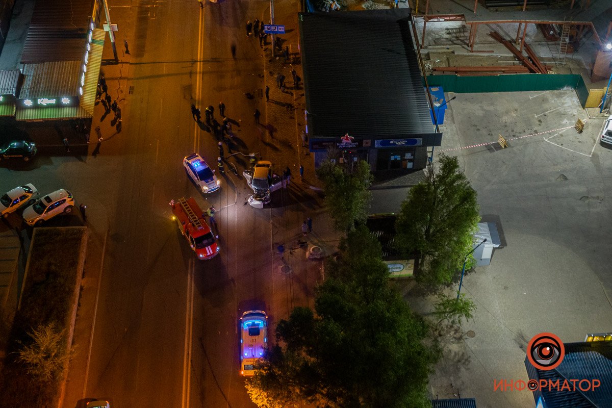 Вероятно, Toyota врезалась в столб Вероятно, Toyota врезалась в столб