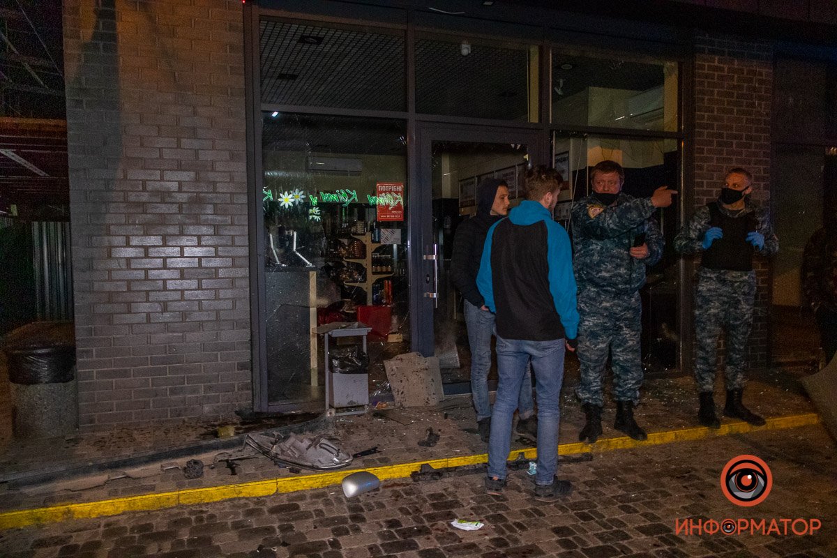 В магазине выбиты стекла В магазине выбиты стекла