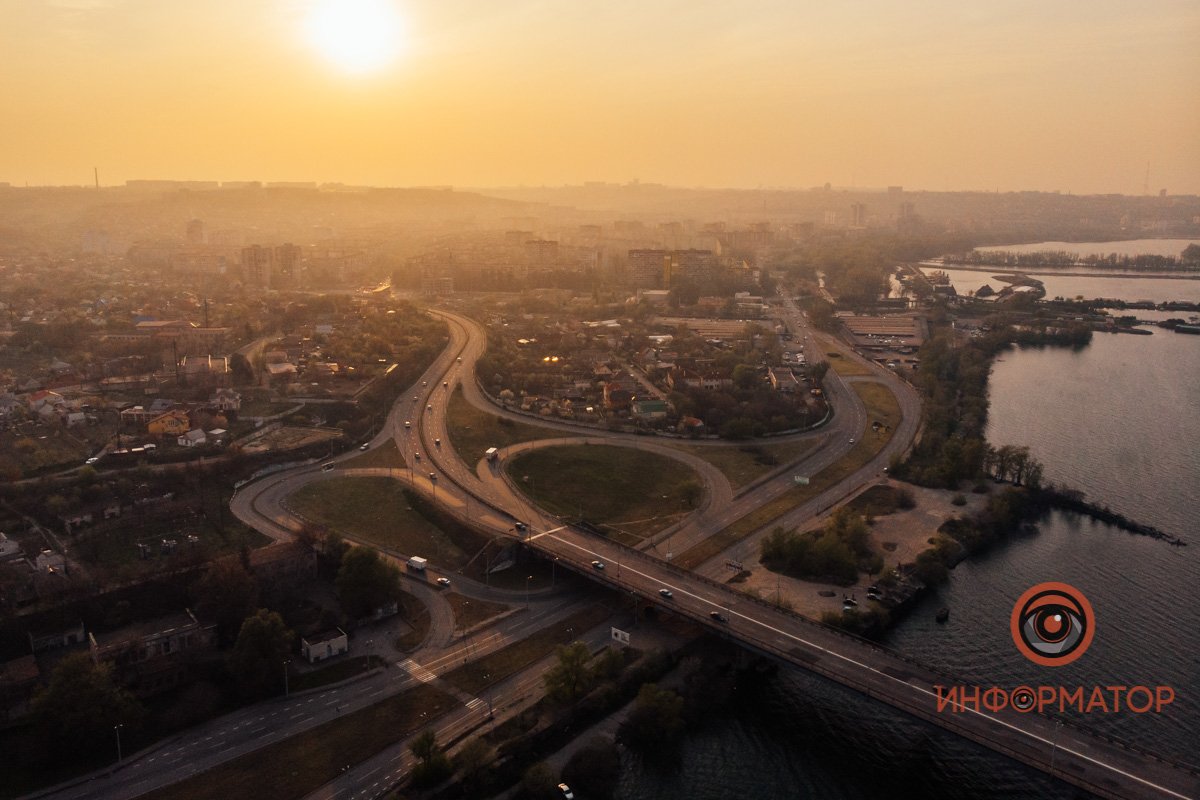 Она птицами, пчёлами Вся гудит,