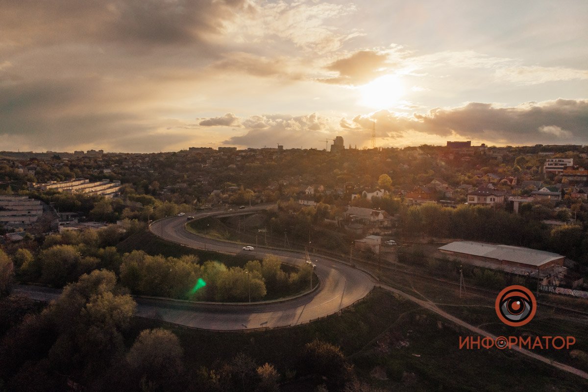 Над тобой бесконечно Небесная бирюза,