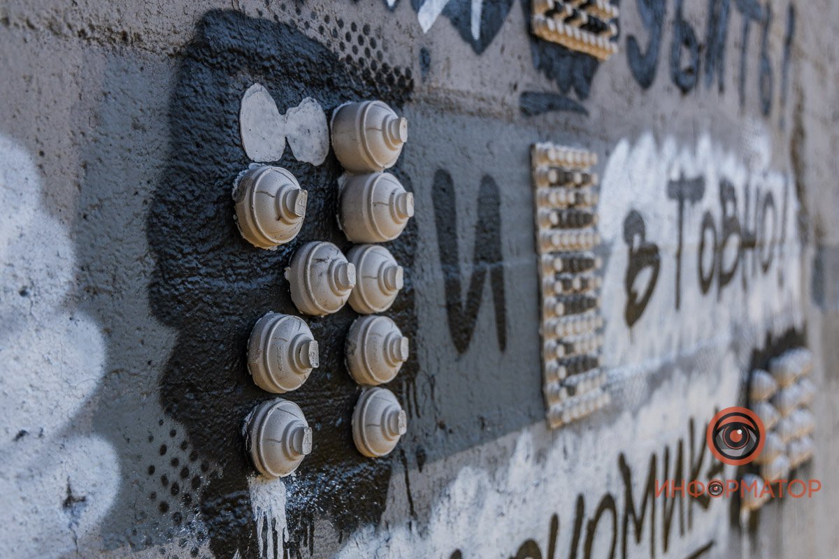 Часть букв в каждом стрит-арте сделана из баллончиков