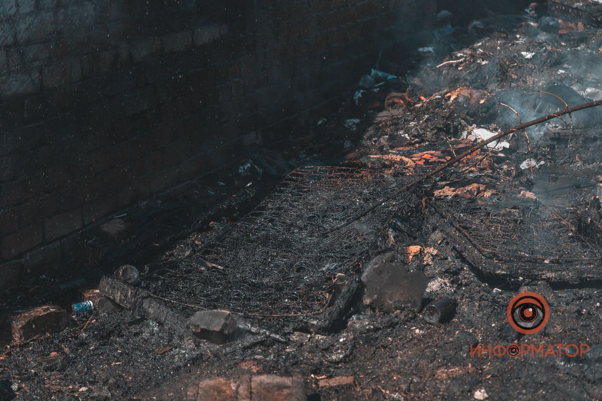 Горела гора мусора за гаражами