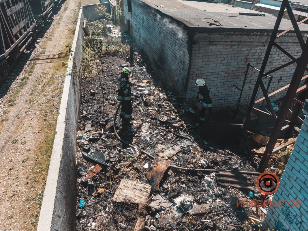 В результате пожара обгорели стены гаражных боксов и забор